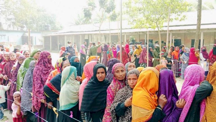 কেন্দ্রে কেন্দ্রে নারী ভোটারদের দীর্ঘ লাইন