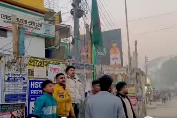 কুড়িগ্রামে ধ্বংসপ্রাপ্ত আওয়ামী লীগ কার্যালয়ে জাতীয় পতাকা ও ব্যানার টাঙানো