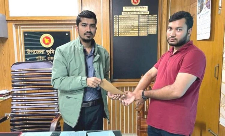 দরিদ্র ছাত্রকে বই কিনে দিলেন পুঠিয়ার এসিল্যান্ড