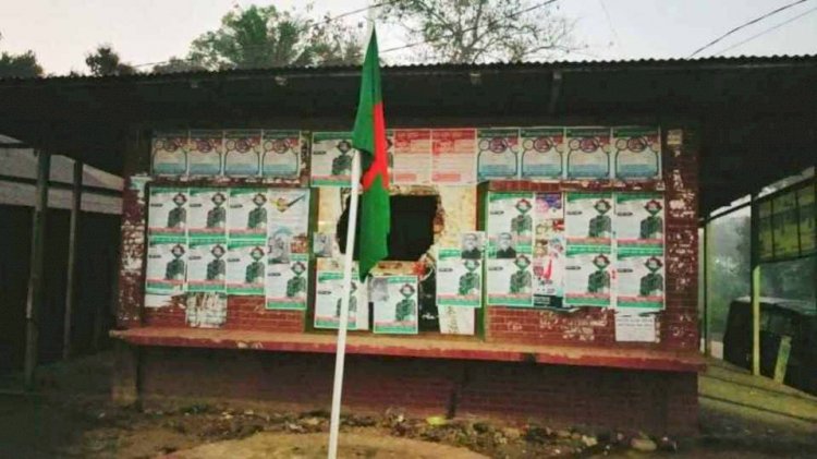নড়াইলের লোহাগড়া আওয়ামী লীগ কার্যালয়ে পতাকা উত্তোলন