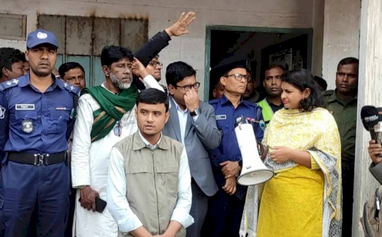 নওগাঁর বদলগাছী বেগুনজোয়ার উচ্চ  বিদ্যালয়ের শিক্ষার্থীকে ম্যাসেঞ্জারে প্রেমের প্রস্তাব দেওয়ায় মারধরের শিকার দপ্তরি