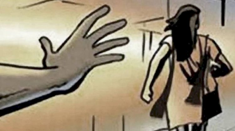 মেয়ের উত্যক্তের প্রতিবাদ করায় মার খেলেন বাবা