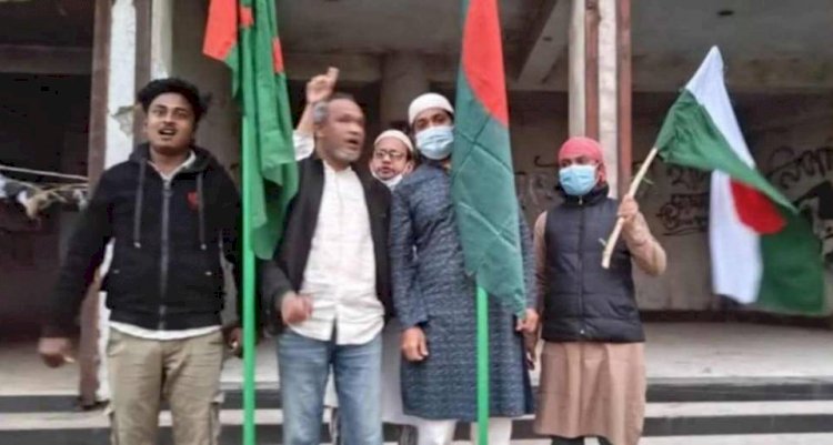 নওগাঁ আওয়ামীলীগের অফিসের সামনে জাতীয় পতাকা হাতে নিয়ে জয় বাংলা স্লোগানদিল নেতাকর্মীরা !