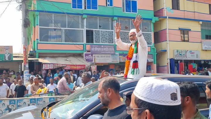 নওগাঁ-১ নির্বাচনে বিজয়ের পর  আনন্দঘন  মুহূর্তে সর্বস্তরের মানুষের সাথে হাত মিলিয়ে উষ্ণ  শুভেচ্ছা  বিনিময় করেন