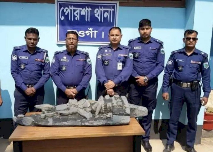 নওগাঁর পোরশা থানা পুলিশ কর্তৃক  ১৩৭ কেজি ওজনের কষ্টিপাথরের বিষ্ণু মূর্তি উদ্ধার