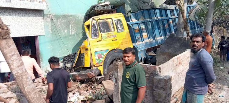 কেশবপুরে বালি বোঝাই ট্রাক নিয়ত্রণ  হারিয়ে ঢুকে পড়লো বসতবাড়িতে