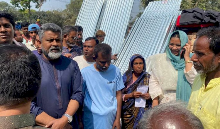 নওগাঁর মহাদেবপুর উপজেলার ৯ নং চেরাগপুর ইউনিয়ানে অগ্নিকান্ডে ক্ষতিগ্রস্তদের মাঝে নগত অর্থ ও ঢেউটিন বিতরণ করলেন এমপি হুদা