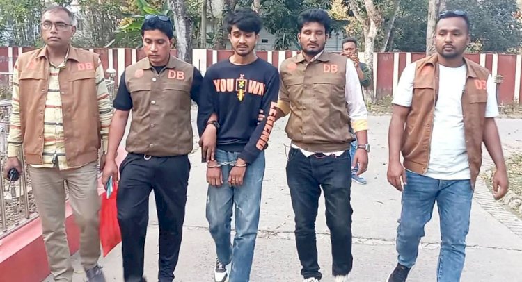 চুক্তিতে অস্ত্র পাচারকালে বিদেশী পিস্তল-গুলিসহ যুবক গ্রেপ্তার