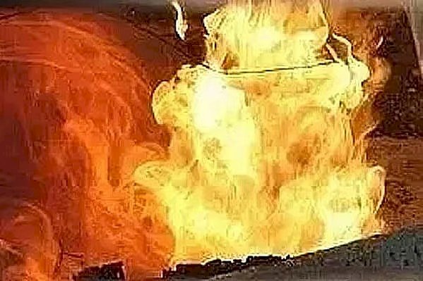 সাতক্ষীরায় ইউনিয়ন বিএনপির কার্যালয়ে পেট্রল ঢেলে আগুন