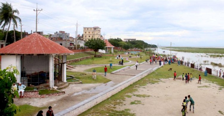 পদ্মার পাড়ে তরুণ তরুণীকে জিম্মি করে  ছিনতাই