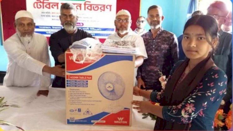 নওগাঁর মহাদেবপুরে শিশু উন্নয়ন প্রকল্পের উদ্যোগে শিশুদেরমাঝে টেবিল ফ্যান বিতরণ করেন এমপি  ফজলে হুদা বাবুল