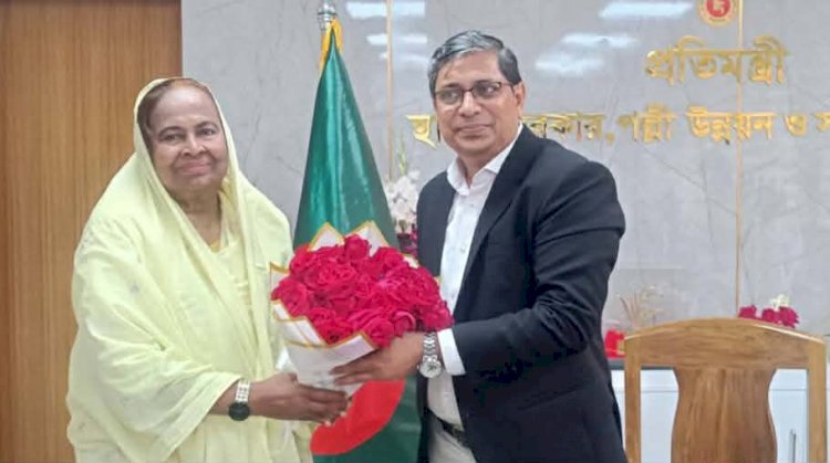 প্রতিমন্ত্রী মীর শাহে আলমকে অধ্যাপিকা ডক্টর হোসনে-আরা বেগমের ফুলেল শুভেচ্ছা
