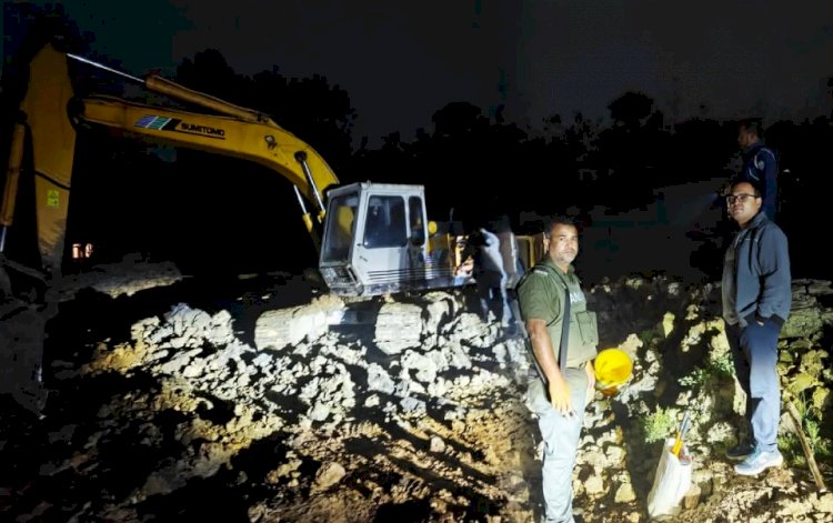 বুড়িচংয়ে মধ্যরাতে অভিযান: অবৈধ মাটি কাটার এস্কেভেটর বিকল করলেন ইউএনও