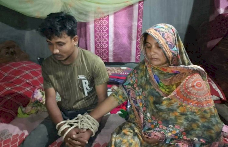 নওগাঁর মান্দা ভোলাম গ্রামে অপ্রীতিকর অবস্থায় গৃহবধূসহ এক কলেজ ছাত্র আটক