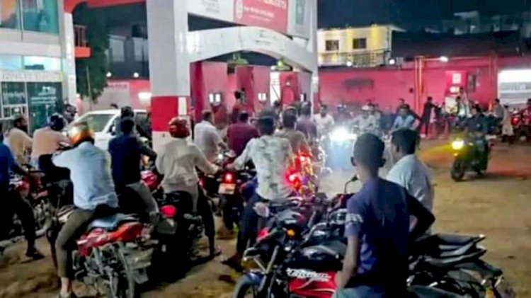 বুড়িচংয়ে  জ্বালানি তেলের তীব্র সংকট, পেট্রোল পাম্পে দীর্ঘ সারি