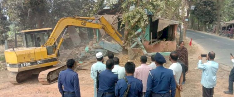 বালিয়াকান্দিতে খাস জমি দখলমুক্ত: ইউপি চেয়ারম্যানের অবৈধ স্থাপনা উচ্ছেদ, উদ্ধার ৩০ শতক সরকারি জমি