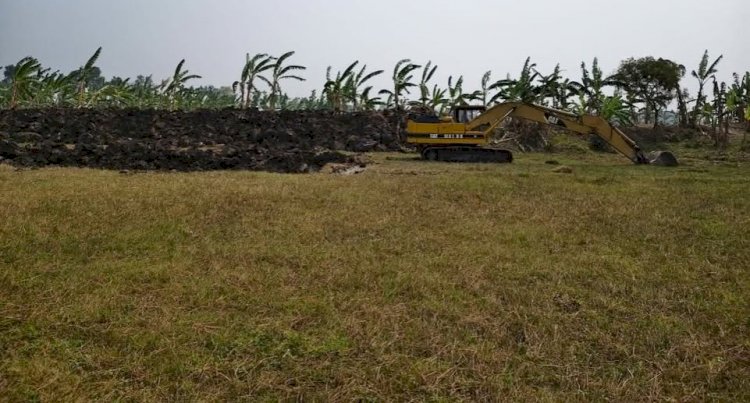 রাজশাহীর মোহনপুরে ফসলি জমিতে অবৈধ পুকুর খনন বন্ধ, ভ্রাম্যমাণ আদালতের অভিযান