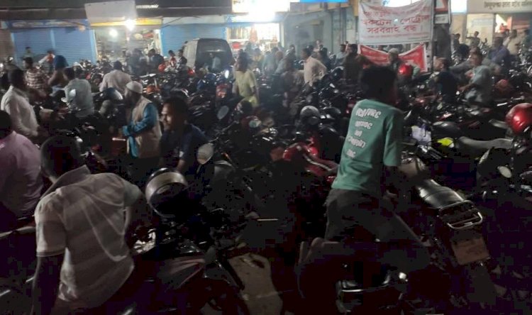 ঠাকুরগাঁওয়ে তেল সংকট: পাম্পে তেল না পেয়ে মহাসড়ক অবরোধ বাইক চালকদের