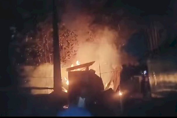মাটি ব্যবসা নিয়ে দ্বন্দ্ব, ফেনীতে ছাত্রদল নেতার বাড়িতে আগুন