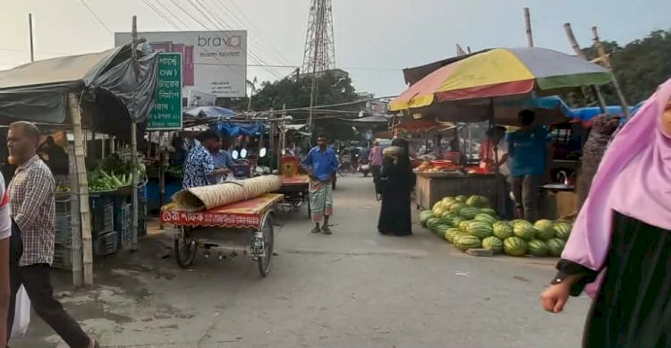 মহাসড়কের অংশ দখল করে এভাবেই দোকানপাট গড়ে তোলা হয়েছে; সাঁথিয়ায় মহাসড়ক দখল করে বাজার, প্রভাবশালীদের পকেটে যাচ্ছে খাজনা