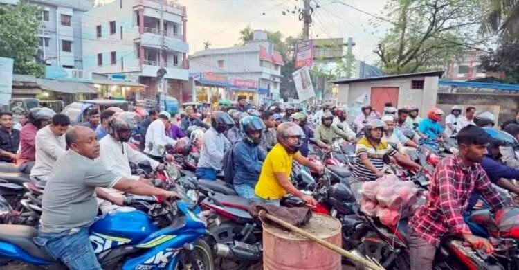 নওগাঁর ১১ উপজেলায় ফুয়েল অ্যাপের মাধ্যমে তেল বিক্রি শুরু হয়েছে ফিলিং স্টেশন গুলো