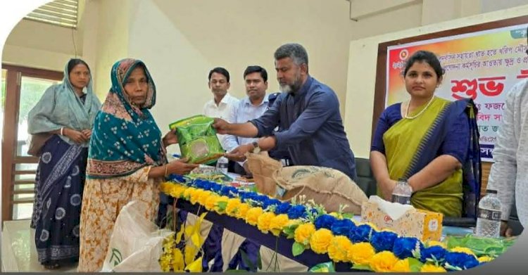 নওগাঁর বদলগাছীতে প্রান্তিক কৃষকদের মাঝে বীজ ও সার বিতরণ করেন এমপি  ফজলে  হুদা