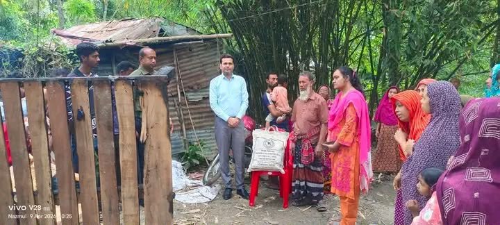রাজশাহী মোহনপুরে অগ্নিকাণ্ড ক্ষতিগ্রস্ত পরিবারকে  টিন ও নগদ সহায়তা প্রদান