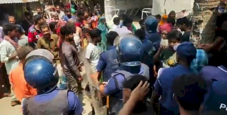 ৫ টাকার ভাড়ায় প্রাণহানি: মোহনপুরে নৃশংস হত্যা, পুলিশের ওপর হামলা, থমথমে জনপদ