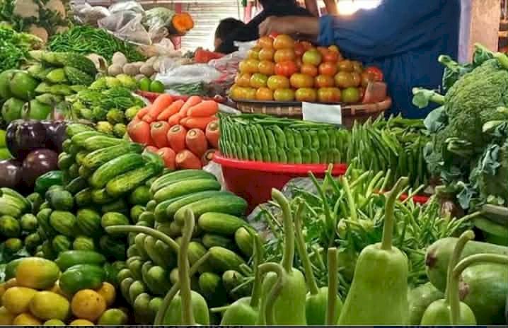 বুড়িচংয়ে  সবজির বাজারে সাধারণ মধ্যবিত্ত ক্রেতার স্বস্তি