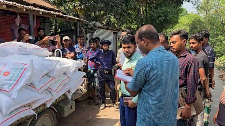 নওগাঁ মান্দা কালিকাপুরে ৪৫ বস্তা রাসায়নিক সার আটক