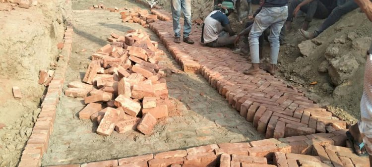 নওগাঁর মহাদেবপুর সাগরইলে কোটি টাকার রাস্তা নির্মাণে নিম্নমানের সামগ্রী ব্যবহারের অভিযোগ