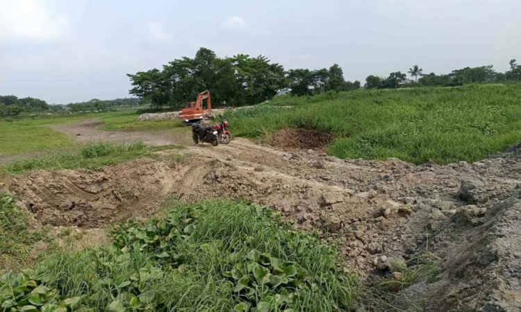 বুড়িচংয়ে রাতের আঁধারে খালে বাঁধ; জলাবদ্ধতার শঙ্কায় কৃষকরা