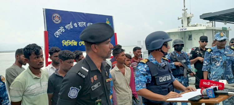 টেকনাফে পাচারকারী চক্রের  মূলহোতা সহ ১৩ পাচারকারীকে আটক করছে কোস্ট গার্ড ও র‍্যাব