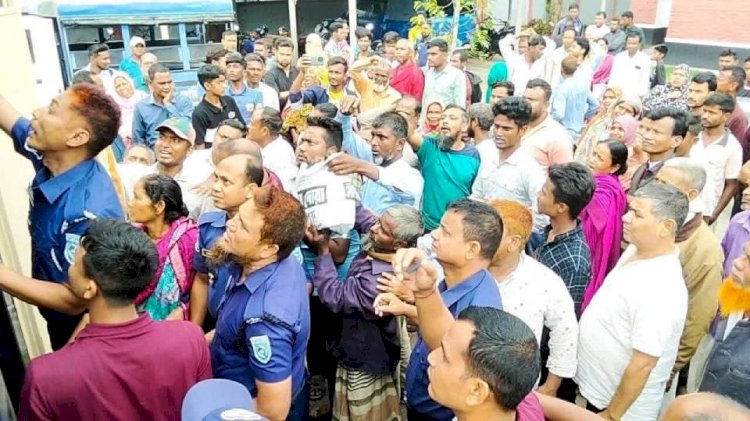 দিনাজপুরের সেতাবগঞ্জ ফিলিং স্টেশনে বিশৃঙ্খলা সৃষ্টি ও অবৈধ অর্থ লেনদেনের দায়ে ১৩ জনকে ভ্রাম্যমান আদালতের জরিমানা