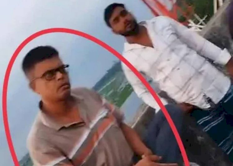 হোমনায় তদন্তের নামে বৃদ্ধাকে ছাদে তুলে জিজ্ঞাসাবাদ।। ভিডিও ভাইরালে সমালোচনার ঝড়