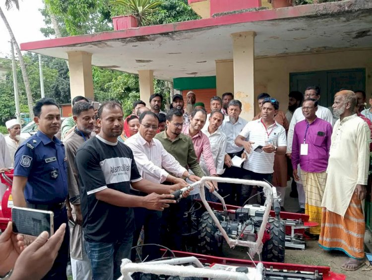 হোমনায় প্রান্তিক কৃষকদের মাঝে বিনামূল্যে কৃষি উপকরণ বিতরণ