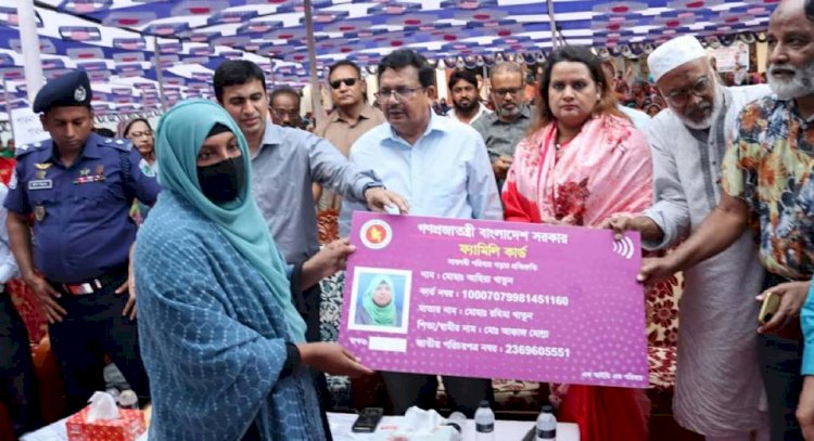 পাবনায় ‘ফ্যামিলি কার্ড’ কর্মসূচির উদ্বোধন, ৫৭৮ নারী পেলেন সহায়তা