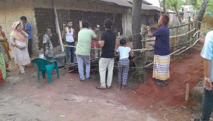 নওগাঁর মহাদেবপুরে চলাচলের রাস্তায় বাঁশের বেড়া দিয়ে প্রতিবন্ধকতা তৈরী ও ৮ পরিবারের পঞ্চাশ জনের চলাচলে দূর্ভোগ