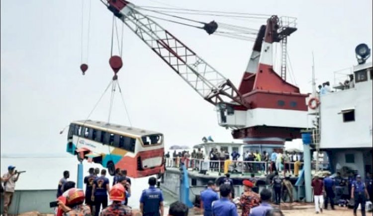 পদ্মায় বাসডুবির ঘটনায় মামলা, চালক-সহকারীসহ গ্রেপ্তার ৩