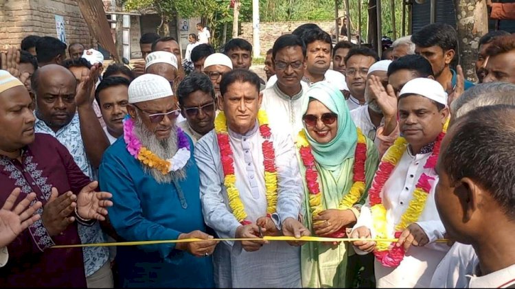 নওগাঁর মান্দায় ১ কোটি ৭ লাখ টাকা ব্যয়ে সড়ক পাকাকরণ কাজের উদ্বোধন করেন এমপি টিপু