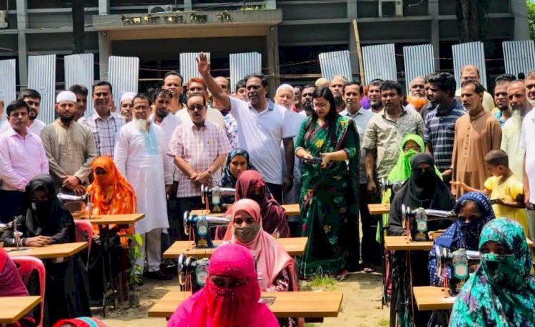 নরসিংদীর শিবপুরে  ক্ষতিগ্রস্ত অসহায় মানুষের মাঝে ঢেউটিন, বিভাটেক, সেলাই মেশিন ও অনুদানের চেক বিতরণ