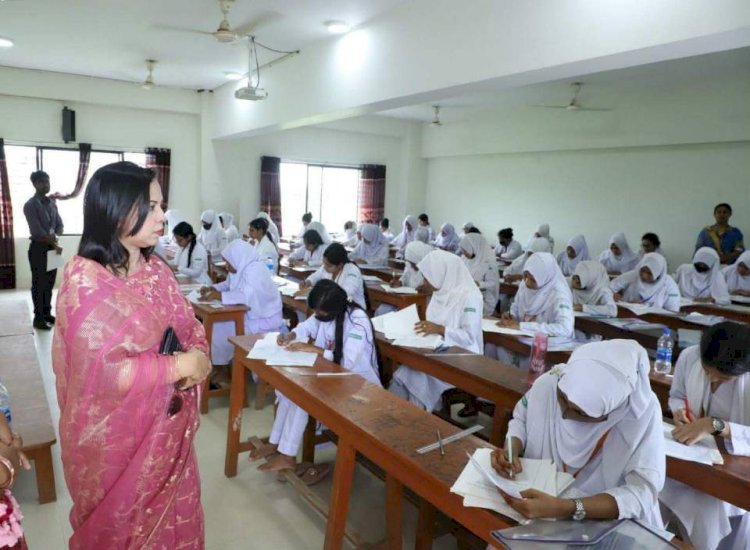 নরসিংদীর জেলা প্রশাসক এইচএসসি সমমান পরীক্ষা কেন্দ্র পরিদর্শন করলেন