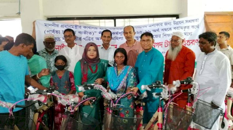 নওগাঁর মান্দায় মৎস্য উপকরণসহ শিক্ষার্থীদের মাঝে বাইসাইকেল ও শিক্ষাবৃত্তির অর্থ বিতরণ করেন এমপি টিপু