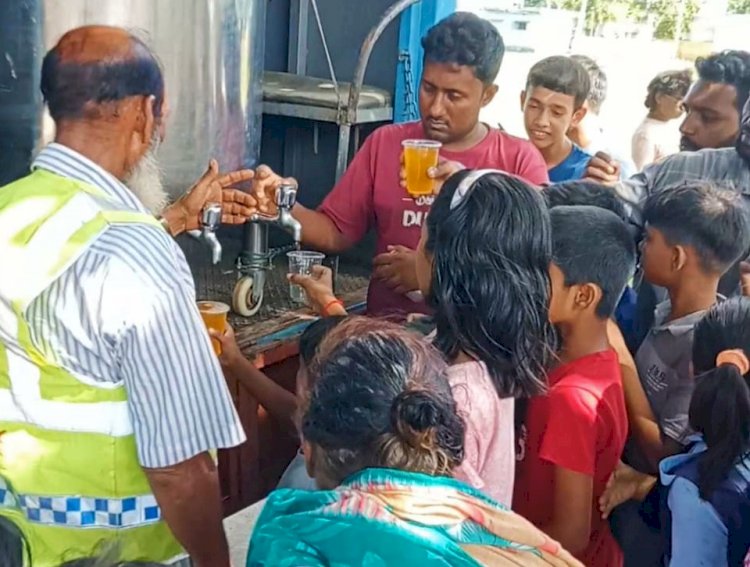 বোচাগঞ্জে তীব্র গরমে পথচারী ও শিশুদের মাঝে বিনামূল্যে ঠান্ডা শরবত বিতরণ মানবসেবায় অনন্য দৃষ্টান্ত স্থাপন করলেন ড. জীবন চৌধুরী