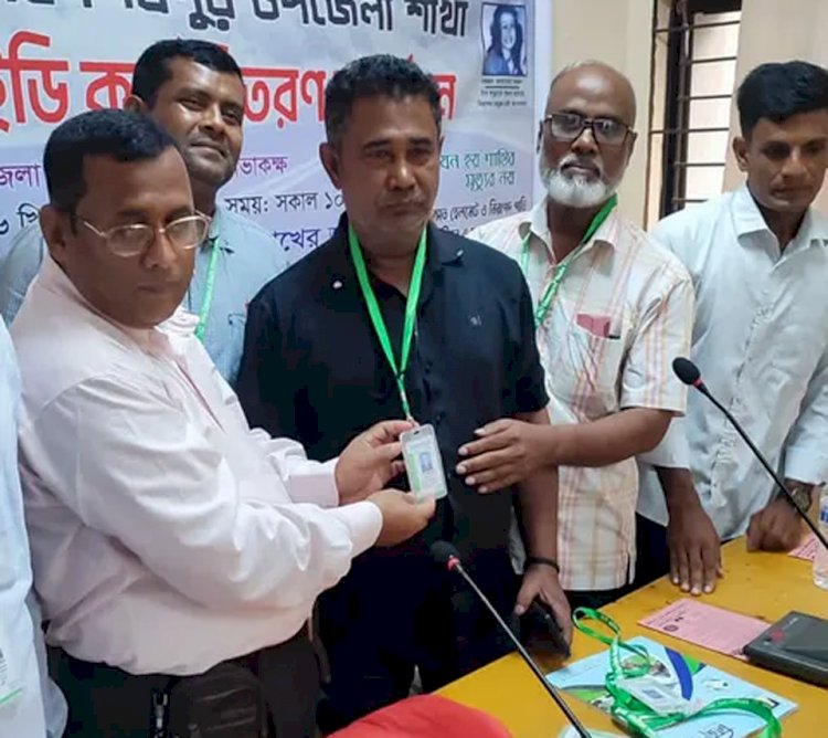 নিরাপদ সড়ক চাই শিবপুর উপজেলা শাখা কমিটির আইডি কার্ড বিতরণ অনুষ্ঠিত