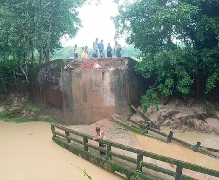 পাহাড়ি ঢলে গর্জন খালের সেতু ধসে যোগাযোগ বিচ্ছিন্ন, দুর্ভোগে থুইলা অং পাড়ার মানুষ