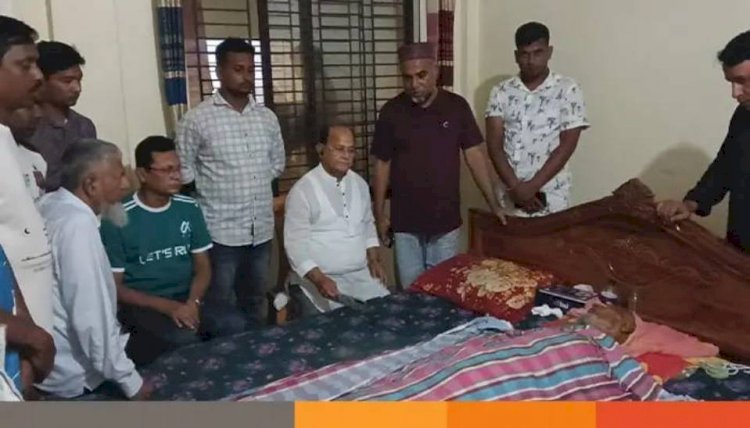 বিএনপি নেতা এস.এম রঞ্জুর অসুস্থ পিতাকে দেখতে ভিপি অমর কৃষ্ণ দাস