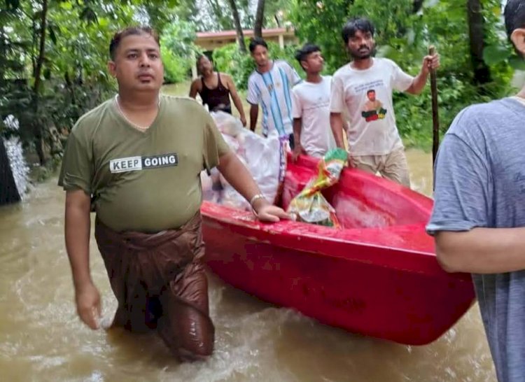 চট্রগ্রাম বন্যাদুর্গতদের পাশে পেশাজীবী দলের সহসভাপতি আনোয়ার হোসেন : মানবিক উদ্যোগে খাদ্যসামগ্রী বিতরণ
