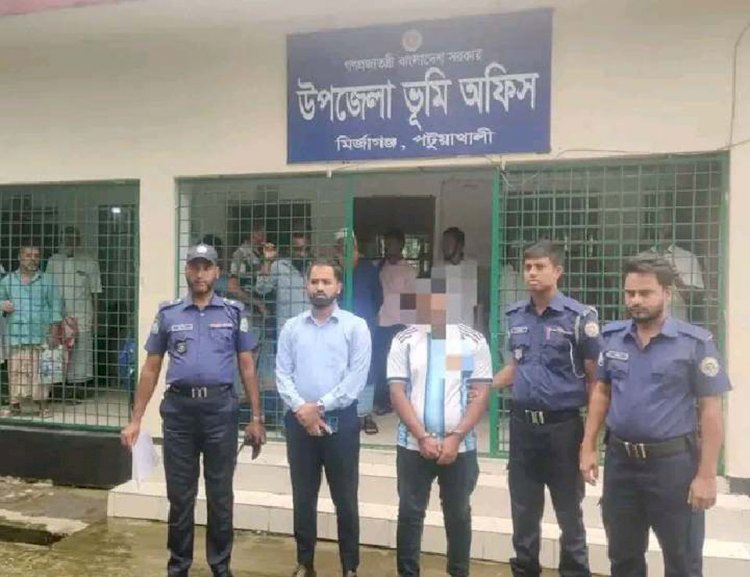 ভূমি অফিস থেকে দালাল হাতেনাতে আটক
