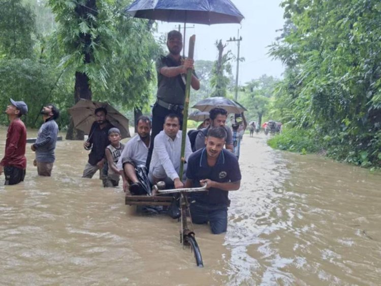 টানা বৃষ্টিতে ক্ষতিগ্রস্ত সেতুর মেরামত কাজ পরিদর্শনে নাইক্ষ্যংছড়ি ইউএনও এনামুল হাসান